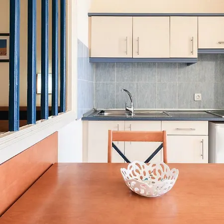 Apartamento On The Seafront, Overlooking The Beach, Swimming Pools, Equipped. Wifi