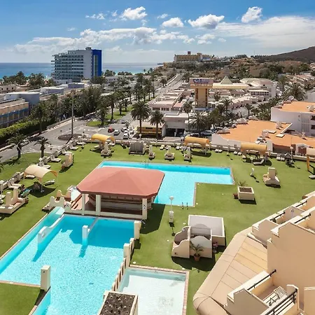 On The Seafront, Overlooking The Beach, Swimming Pools, Equipped. Wifi Apartment *
